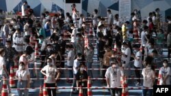 中國湖北武漢居民排隊接受新冠病毒核酸檢測。（2021年8月5日）
