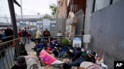 Solicitantes de asilo acampan cerca de la entrada peatonal del puerto de entrada de San Isidro, que une Tijuana, México, con San Diego, el jueves 1 de junio de 2023. 