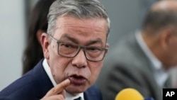 Gerardo Blyde, delegado jefe opositor para las negociaciones, habla con la prensa en Caracas el 19 de febrero de 2024.