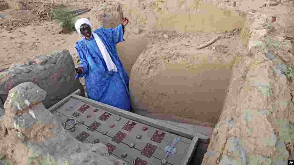 Le chef de maçon Alassane Ramiya inspecte une tombe après qu'elle ait été endommagée à Tombouctou, au Mali, le 4 avril 2014.