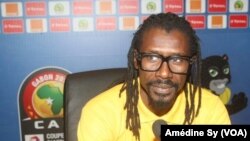 Le coach des Lions Aliou Cisse face aux journalistes à Franceville, au Gabon, le 18 janvier 2017.