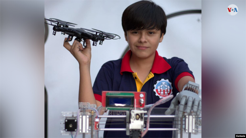 En la foto, aparece Leo más joven, posando junto a un dron y otro dispositivo, de los que siempre está rodeado en su taller. 