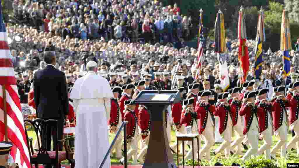 Shugaba Obama Da Fafaroma Francis Suna Karbar Gaisuwa Daga Tsofaffin Dakarun A murka A Fadar White House Dake Birnin Washington Dc, Satumba 23, 2015. 