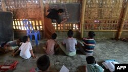 ကုတုပလောင်ဒုက္ခသည်စခန်းက စာသင်ခန်းတခု (ဓာတ်ပုံ - AFP)