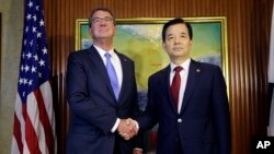 美国国防部长卡特与韩国国防部长韩民求在新加坡召开的亚洲最大年度安全论坛--香格里拉对话会议期间会晤（2016年6月4日）