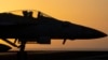 Архівне фото - Винищувач маневрує на палубі USS Dwight D. Eisenhower у Червоному морі, 11 червня 2024 року.