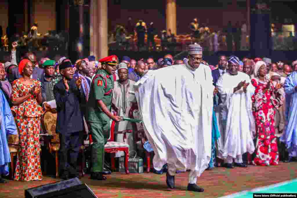 Shugaba Buhari a taron da aka shirya na tunawa da shekaru 66 da haihuwar babban jagoran jam’iyyarsu ta APC Asiwaju Ahmed Bola Tinubu.