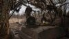 Українські військові готуютьcя до обстрілу російських позицій на передовій у Донецькій області, 16 лютого 2024 р. (Roman Chop via AP)