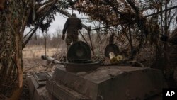 Українські військові готуютьcя до обстрілу російських позицій на передовій у Донецькій області, 16 лютого 2024 р. (Roman Chop via AP)