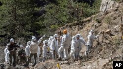 Para petugas keselamatan darurat Perancis di antara puing-puing pesawat penumpang Germanwings dekat Seyne-les-Alpes, Perancis (3/4).