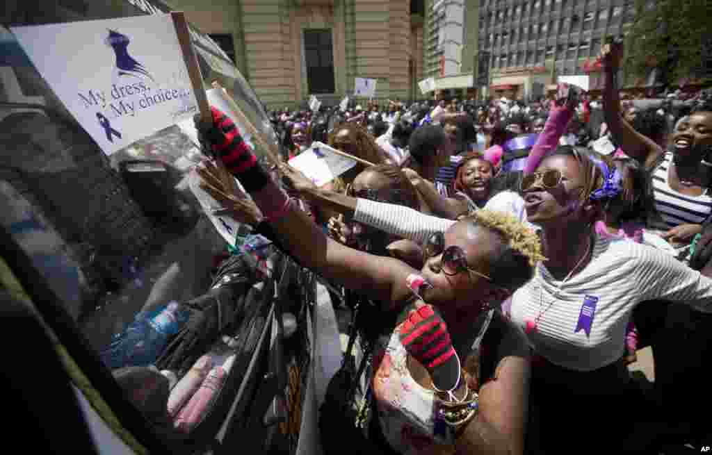 Des kenyanes protestent pour le droit de porter des vêtements selon leur choix, lors d'une manifestation dans le centre de Nairobi, au Kenya lundi 17 novembre 2014. Un récent incident au cours duquel une foule d'hommes a entouré une femme et déchiré les vêtements de cette dernière, la laissant nue sur la rue en face d'un arrêt de sous prétexte qu'elle était mal habillée, est une de ces nombreuses vidéos qui ont circulé en ligne ces derniers jours causant une vague de colère qui a incité environ 1000 manifestants, dont un certain nombre d'hommes appuyant la cause des femmes, à marcher lundi dans les rues de Nairobi. (AP Photo / Ben Curtis)