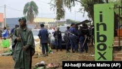 Des policiers inspectent la scène d'une explosion à Beni, dans l'est de la RDC, dimanche 26 décembre 2021.