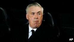 En esta imagen de archivo, el entrenador del Real Madrid, Carlo Ancelotti, en el banquillo antes del partido de liga que enfrentó a su equipo y al Valencia, en el estadio de Mestalla, en Valencia, España, el 2 de marzo de 2024.