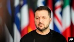 ARCHIVO - El presidente de Ucrania, Volodymyr Zelenskyy, en una conferencia de prensa previa a una reunión de ministros de defensa de la OTAN en la sede de la OTAN en Bruselas, el 11 de octubre de 2023.
