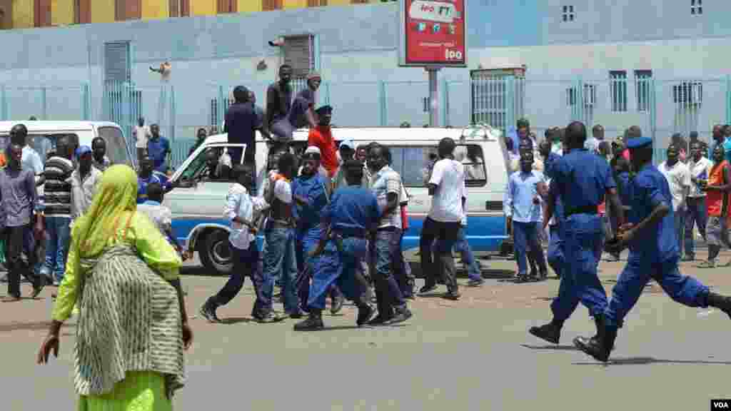 Des policiers burundais interpellent quelques manifestants au cours d’une marche contre un 3e mandat du président Pierre Nkurunziza, vendredi 17 avril 2015.