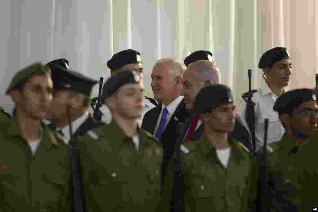 Mataimakin shugaban kasar Amurka Mike Pence a lokacin da ya isa birnin Qudus inda ya gana da Firayim Ministan Isra'ila Benjamin Netanyahu, ranar Litinin 22 ga watan Janairu, 2018
