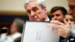 El exfiscal especial de Estados Unidos, Robert Mueller, juramenta antes de rendir testimonio en el Congreso, el miércoles 24 de julio.