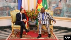 Le président du Burkina Faso, Roch Marc Christian Kabore, rencontre le président français Emmanuel Macron au palais présidentiel de Ouagadougou, le 28 novembre 2017.
