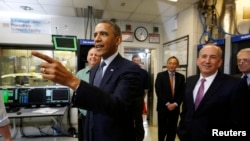 Presiden Barack Obama mengunjungi Laboratorium Nasional Argonne di dekat kota Chicago, negara bagian Illinois hari Jumat (15/3).