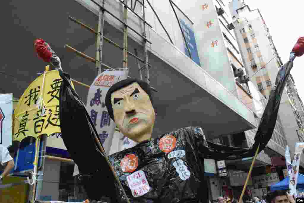 諷刺特首梁振英的街站道具(美國之音 湯惠芸攝)