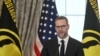 El enviado de Estados Unidos para los rehenes, Adam Boehler, habla durante una ceremonia de izamiento de la bandera de Estados Unidos en el Departamento de Estado en Washington, el 6 de marzo de 2025. 