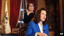 La gobernadora de Michigan, Gretchen Whitmer, advirtió de que un millón de personas podrían necesitar camas de hospital si siguen saliendo y propagando la enfermedad.