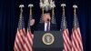 El presidente Donald Trump habla con la prensa desde la sala de conferencias de su club de golf en Nueva Jersey. 15 de agosto de 2020.