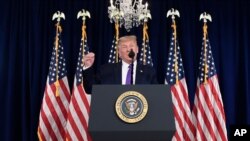 El presidente Donald Trump habla con la prensa desde la sala de conferencias de su club de golf en Nueva Jersey. 15 de agosto de 2020.