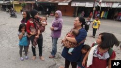 Des familles qui ont fui de leurs maisons après un séisme, province d'Aceh, Indonésie, le 2 juillet 2013.(AP Photo/Ahmad Ariska) 