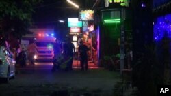 紧急救护人员赶赴泰国华欣爆炸现场（视频截图，2016年8月11日）