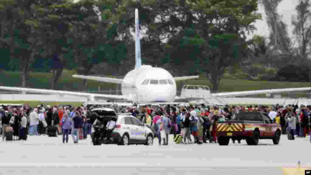 Des passagers sur la piste de l’aéroport Fort Lauderdale, 6 janvier 2016