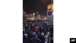 En esta imagen tomada el domingo 12 de enero de 2020 proporcionada por el Center for Human Rights en Irán, con sede en Nueva York, se ve a una multitud huyendo de la policía cerca de la plaza Azadi, o Libertad, en Teherán, Irán. (Center for Human Rights in Iran via AP)