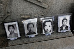 지난 2011년 4월 한국 파주 임진각에서 열린 납북자 관련 행사에 북한에 납치된 것으로 의심되는 사람들의 사진이 놓여있다.