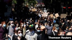 En el centro de Londres, las manifestaciones se volvieron violentas el domingo cuando la policía trató de despejar un cruce fuera del Parlamento.