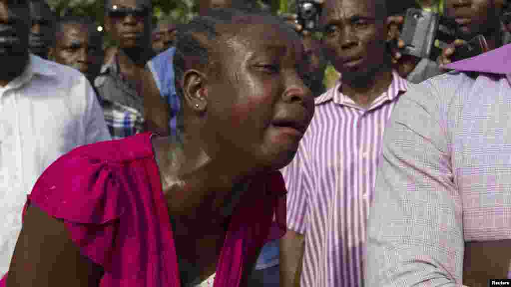 Wata mace na bayani a inda bom ya fashe a Abuja 25, ga Yuni 2014.