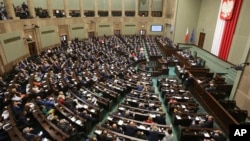 Le Parlement polonais lors d'un débat sur la loi sur l'IVG à Varsovie, en Pologne, le 6 octobre 2016.