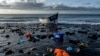 ARHIVA - Drveni čamac sa migrantima iz Maroka prevrnuo se blizu obale Kanarskih ostvra, 16. oktobra 2020. (Foto: AP/Javier Bauluz) 