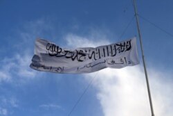 La bandera de los talibanes ondea en la casa del gobernador provincial de Ghazni, en Ghazni, sureste de Afganistán, el domingo 15 de agosto de 2021.