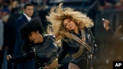 Beyonce pendant la mi-temps du Superbowl en février 2016. 