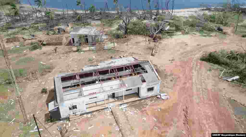 Edifícios parcialmente destruídos e árvores desenraizadas permanecem depois de o ciclone Chido ter atingido o distrito de Mecufi, província de Cabo Delgado, Moçambique, a 16 de dezembro de 2024, nesta captura de ecrã retirada de um vídeo de um drone. 