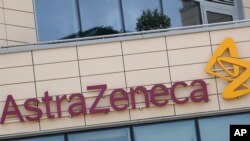 Esta foto de archivo del 18 de julio de 2020 muestra las oficinas de AstraZeneca en Cambridge, Inglaterra. AstraZeneca anunció el lunes 31 de agosto que su vacuna candidata entró en la etapa de prueba final en los EE. UU. La compañía dijo que el estudio