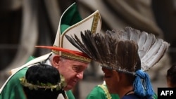  En un texto muy esperado, el Papa Francisco el 12 de febrero de 2020 abogó por la justicia social y el respeto ambiental por la cuenca del Amazonas, pero no recomendó la controvertida idea de sacerdotes casados.