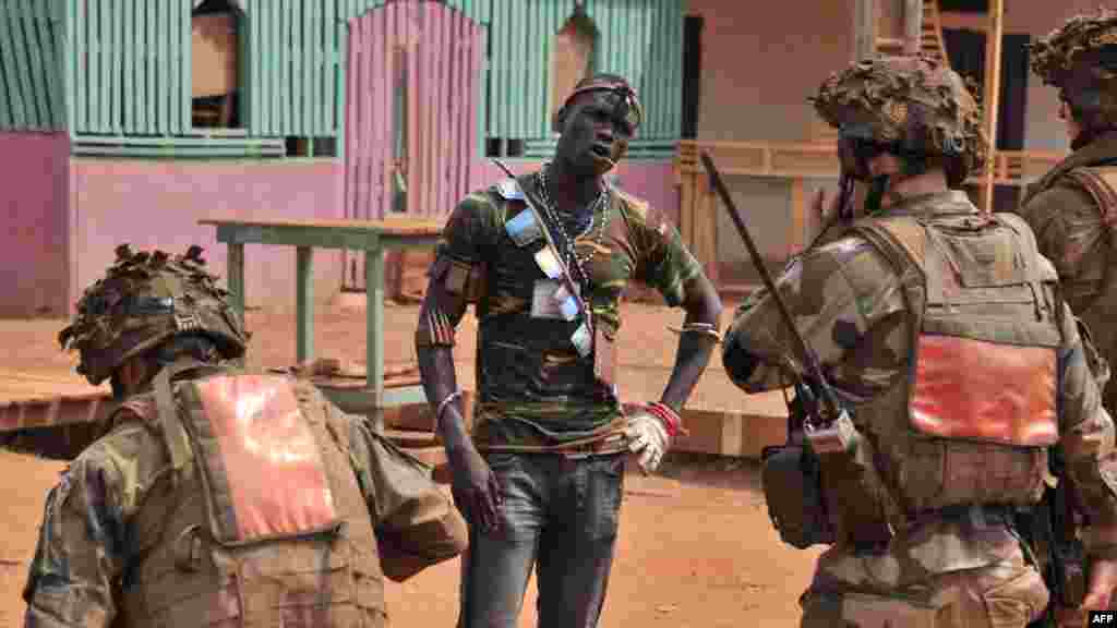 Des soldats français de l'opération Sangaris se tient à côté d'un membre de la milice anti-Balaka à Bangui, le 25 janvier 2014. 