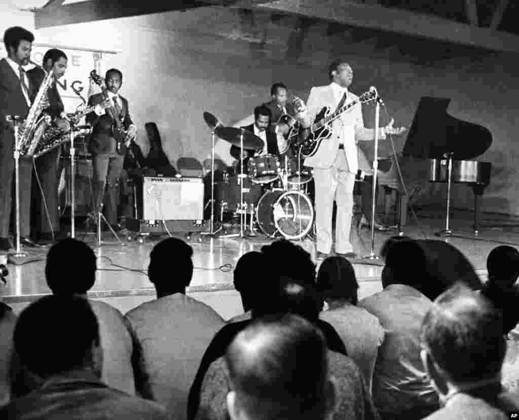 B.B. King performs for the inmates of Cook County (Chicago) Jail in Chicago, March 9, 1972.
