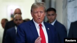 El ex presidente estadounidense Donald Trump habla con los medios de comunicación el día de los argumentos finales en el juicio por fraude civil de la Organización Trump en la Corte Suprema del Estado de Nueva York, el 11 de enero de 2024.
