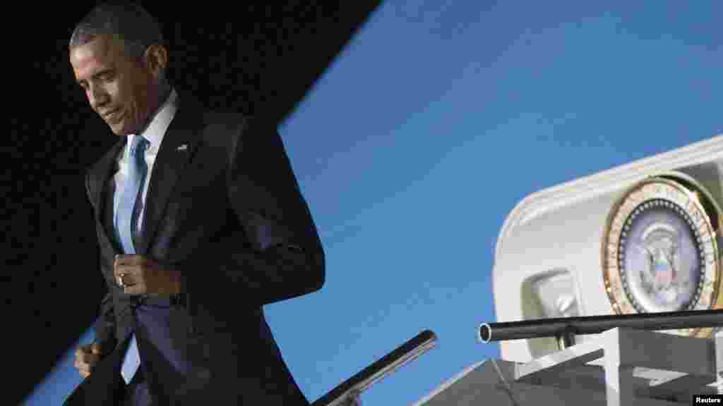 Barack Obama descend de son avion présidentiel, Nairobi, 24 juillet 2015 