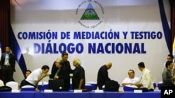 Les représentants de l'Église catholique se lèvent à la fin de la troisième journée du dialogue national à Managua, au Nicaragua, le 21 mai 2018.