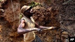 (Photo d'archives) Un mineur creuse le sol à la recherche de l'or et de la cassitérite dans la mine de Nyabibwe, dans l'Est de la RDC, le 17 aout 2012.