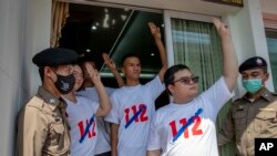 Pemimpin protes gerakan prodemokrasi saat akan melapor di kantor polisi di Northaburi, Thailand, Selasa, 8 Desember 2020. Jalan menuju pemilu Thailand pada 14 Mei telah menghukum para aktivis muda pro-demokrasi di kerajaan itu. (Foto: AP)