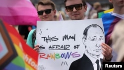 Učesnici Parade ponosa u Bruklinu drže transparent na kom piše: „Putin se boji duge“, 19. maj 2024. (Foto: REUTERS/Andrew Kelly)